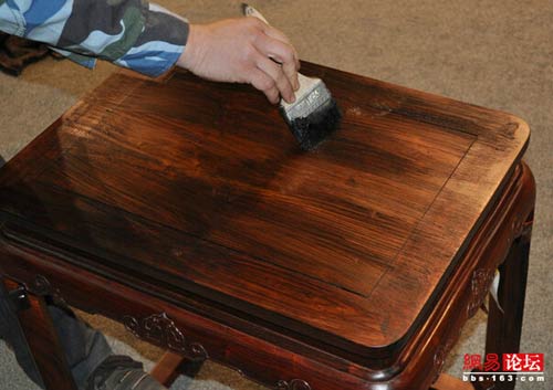 Sử dụng sơn để bảo vệ những vật dụng bằng gỗ trong nhà